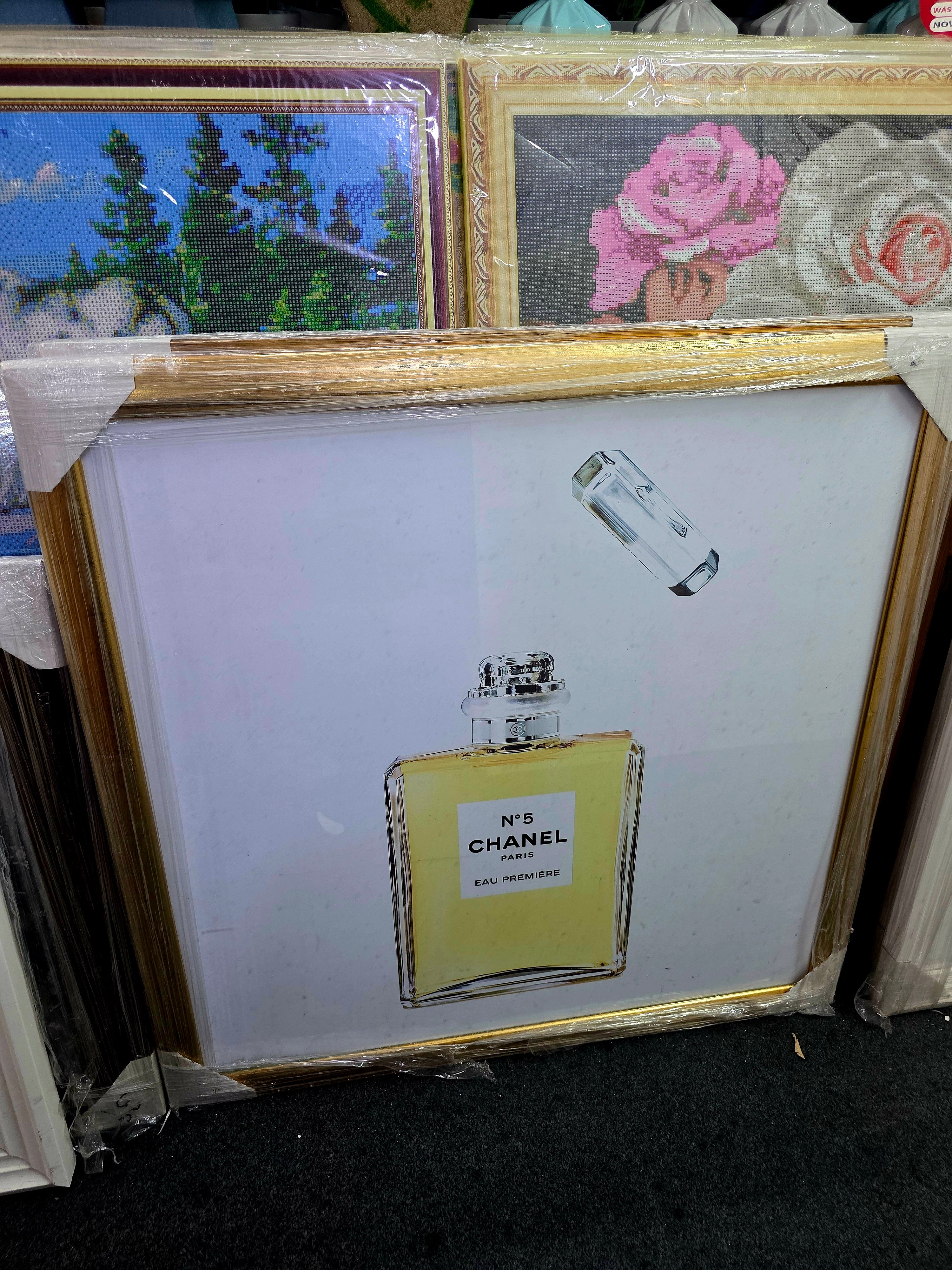 Wall painting representing the perfume