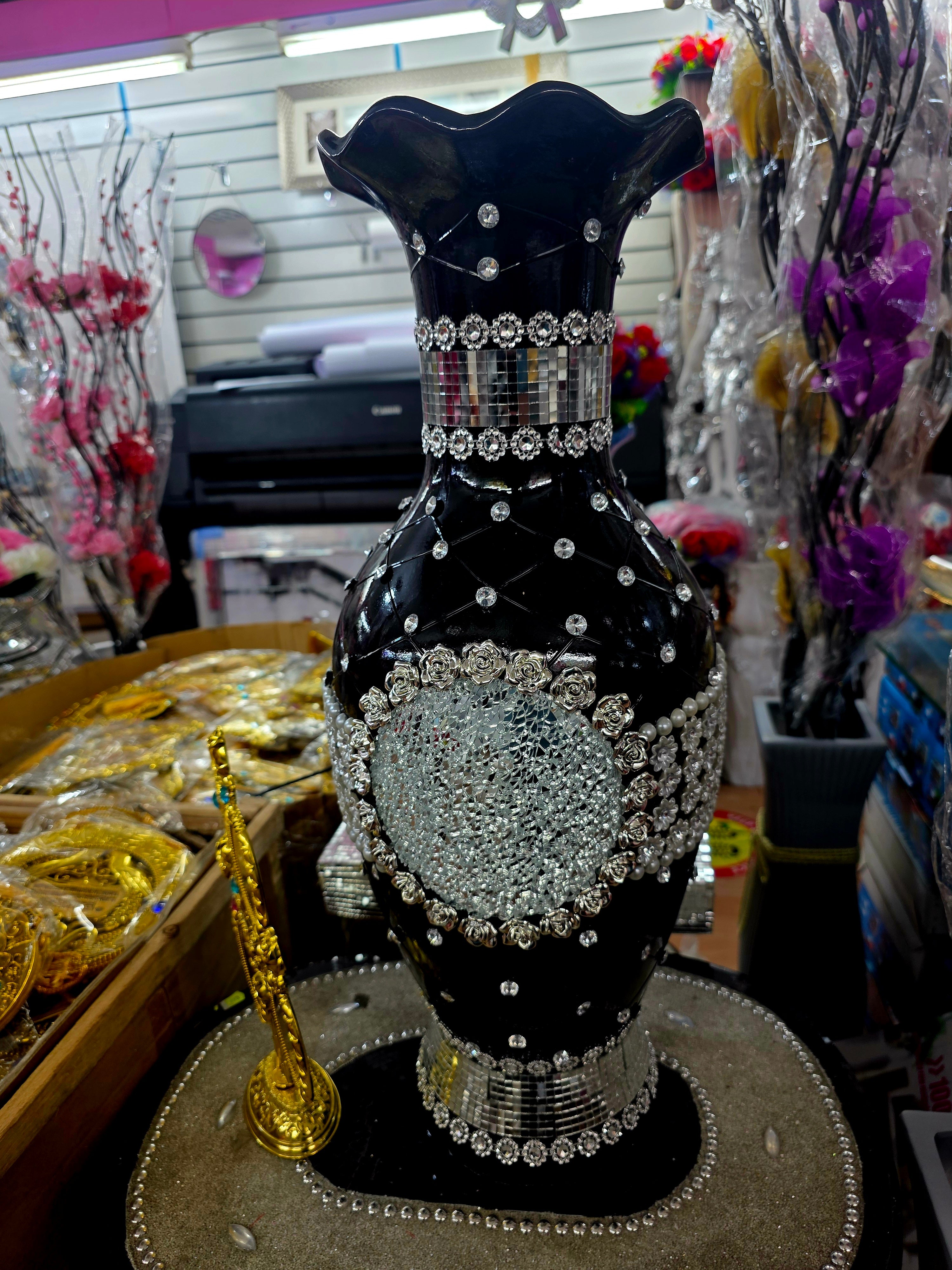 Black and shiny vase